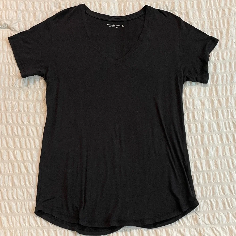 🌟(2 for $36) Abercrombie & Fitch V-Neck Tees | Soft A&F Drapey T-Shirt | Size M - Picture 6 of 13